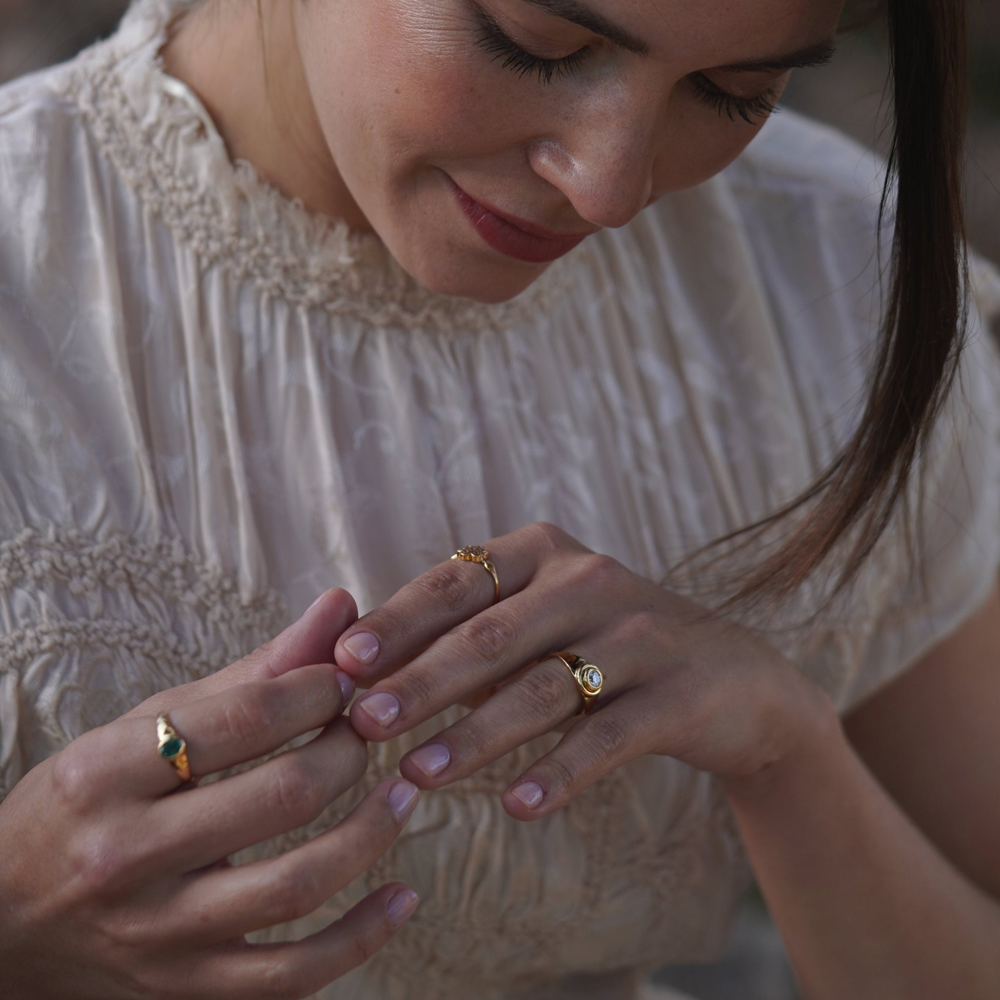 Anillo Ava de LA MUSA JOYA, una pieza de oro con un diamante, un topacio London o un granate rodolito, según elección.