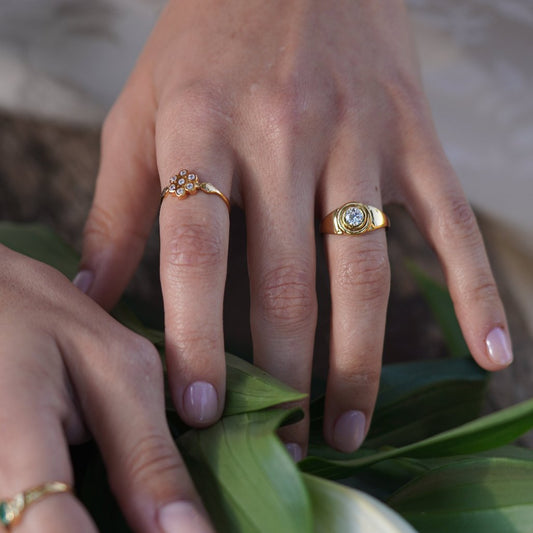 Anillo Ava, fabricado artesanalmente por LA MUSA con oro y un diamante.