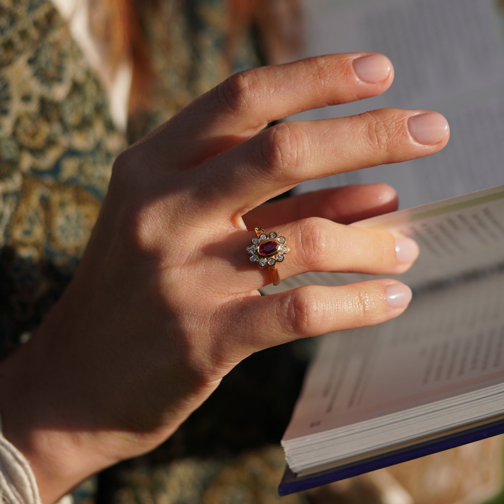 Anillo de compromiso de oro, diamantes y un rubí, de LA MUSA.