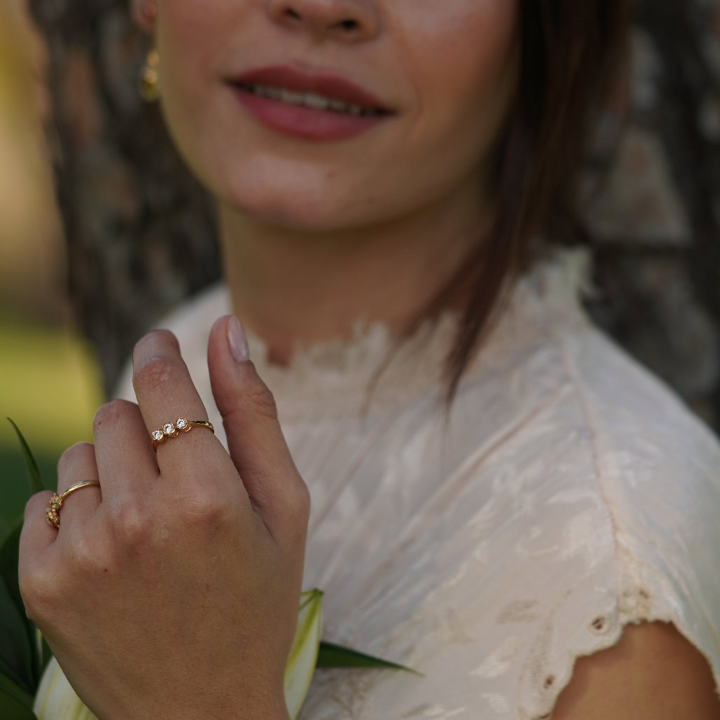 Anillo Coco, el tresillo de oro y diamantes éticos, fabricado por LA MUSA JOYAS.