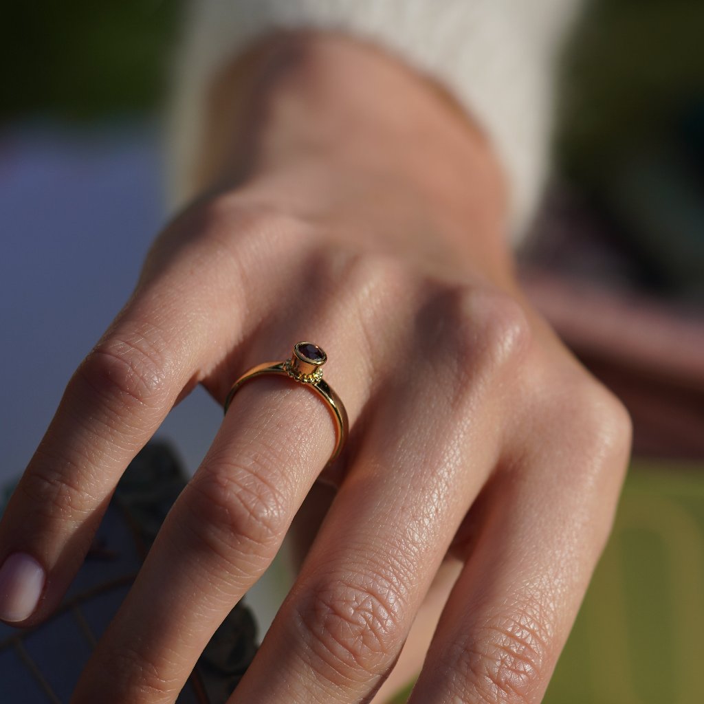 Anillo Ginebra de oro y un granate de LA MUSA JOYAS