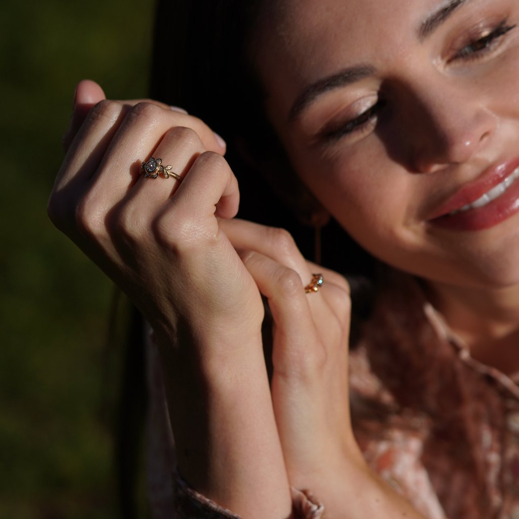 Anillo de compromiso María del Carmen, fabricado con oro y diamantes.