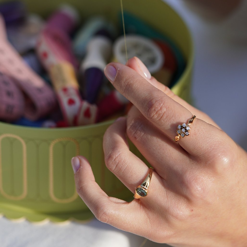 Anillo Olivia fabricado con oro y una turmalina natural por LA MUSA JOYAS.