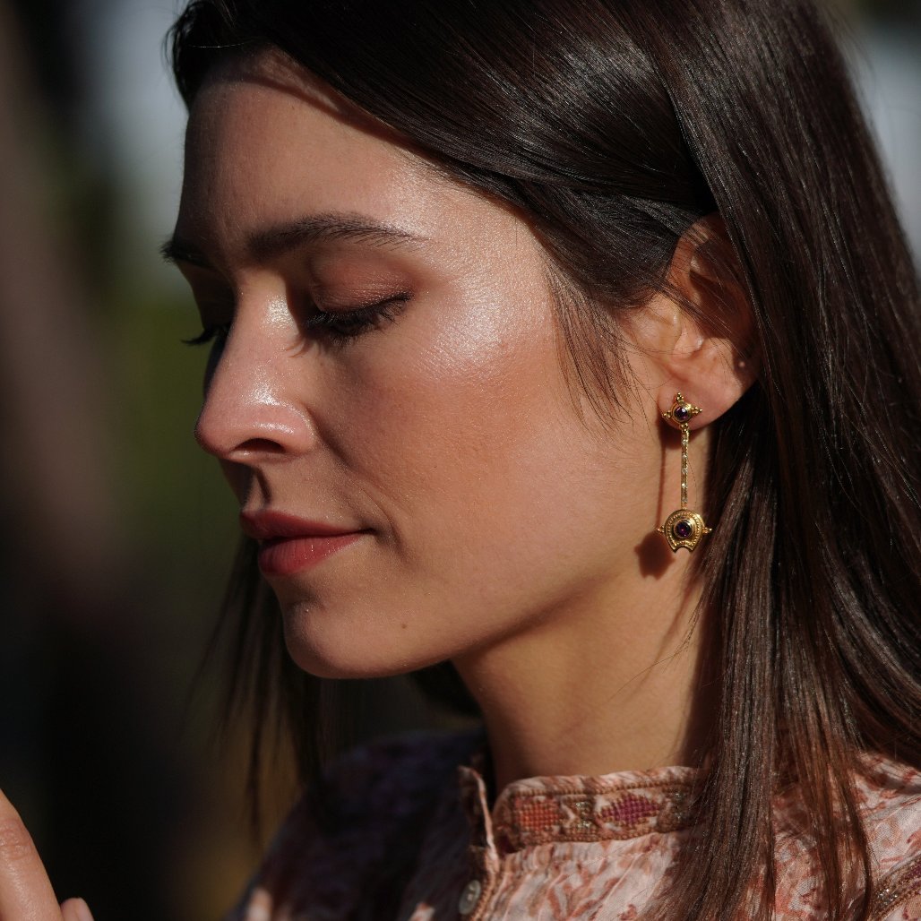 Pendientes Gabriela de oro, diamantes y granates rodolitos.